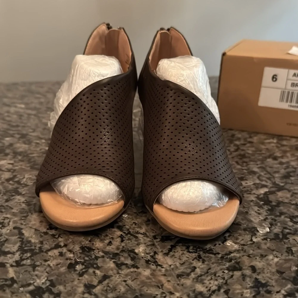 Journee Collection Aretha Brown peep toe wedge NIB 6
